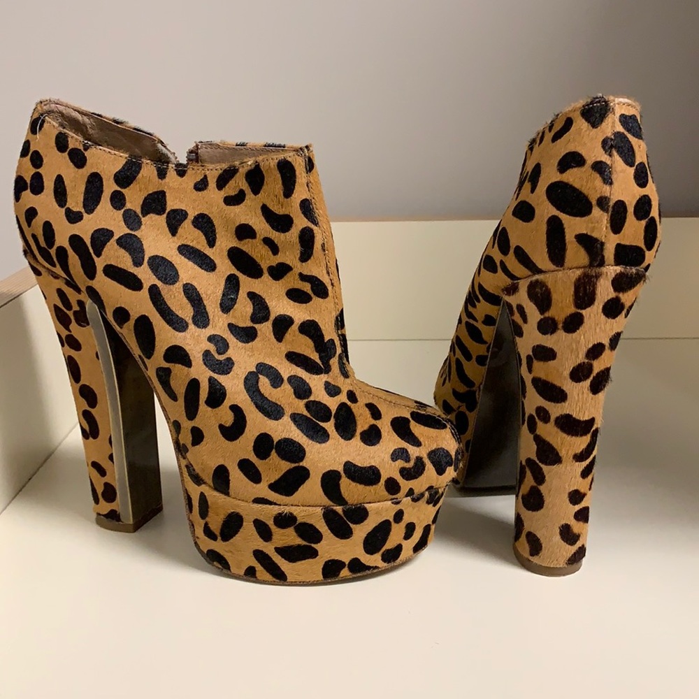Zigi girl 9.5 cow hide leopard bootie chunky heel